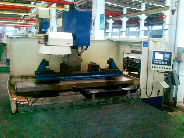 前(qian)軸(zhou)十孔(kong)加工專(zhuān)用(yong)立式加工(gong)