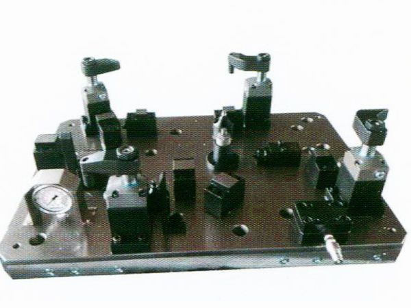 齒輪(lun)室罩蓋液壓裌(jia)具